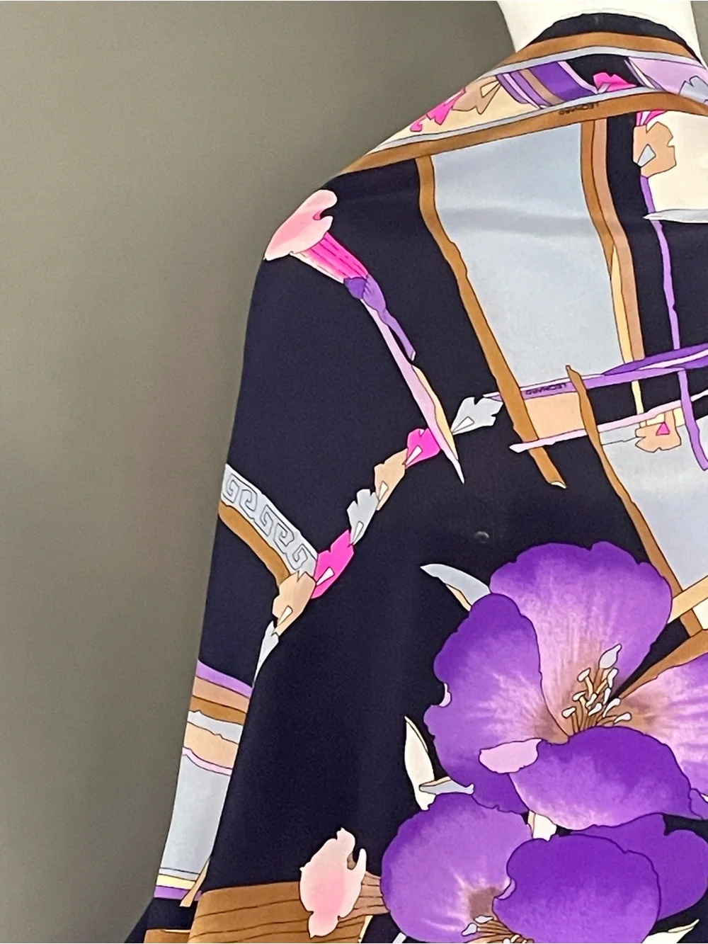 Stunning Vintage Leonard Silk Scarf Bold Print 34 In Sq Excellent Condition